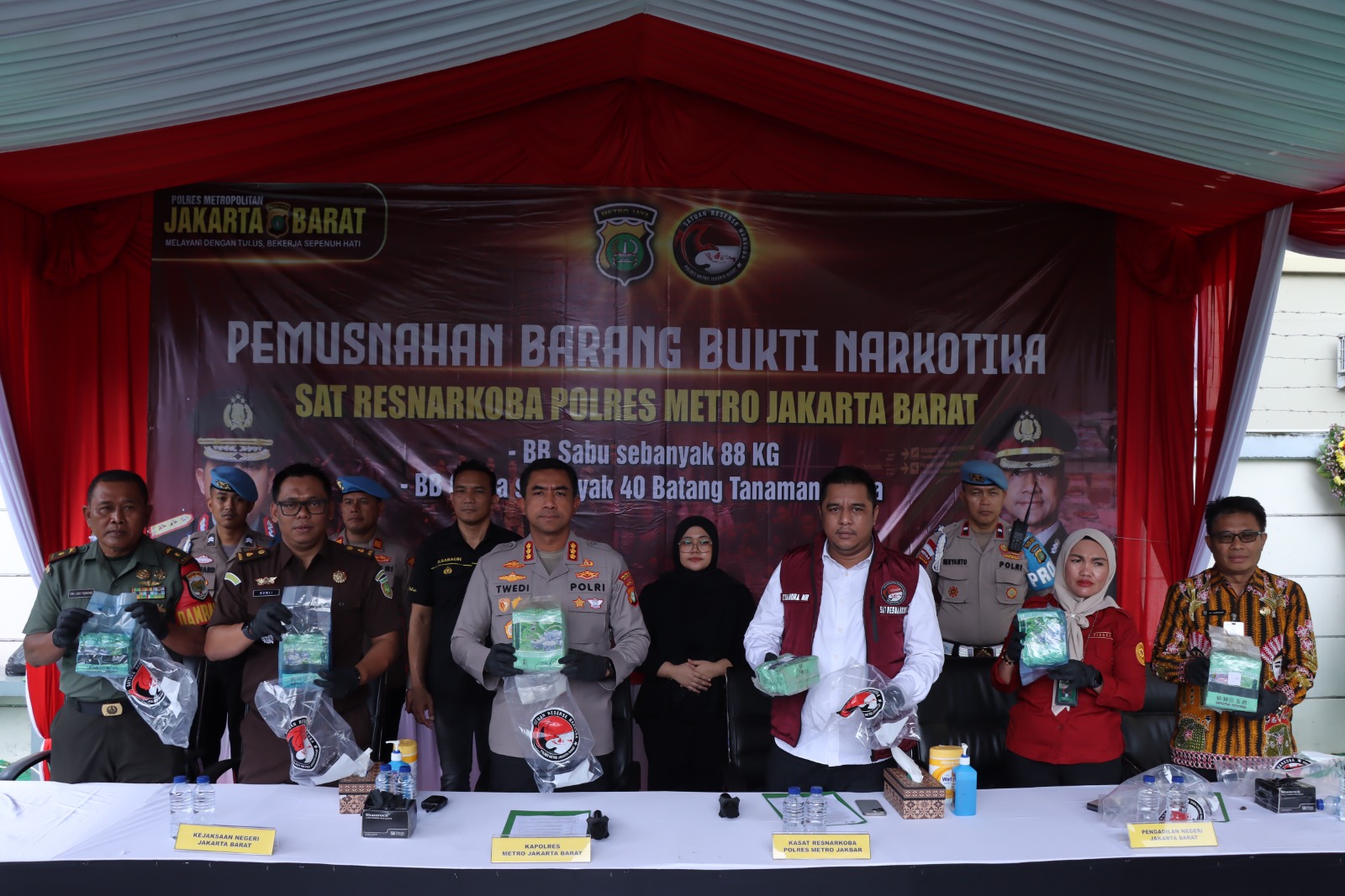 Konferensi pers pemusnahan barang bukti 88 kilogram sabu (SinPo.id/ Dok.Polres Jakbar)