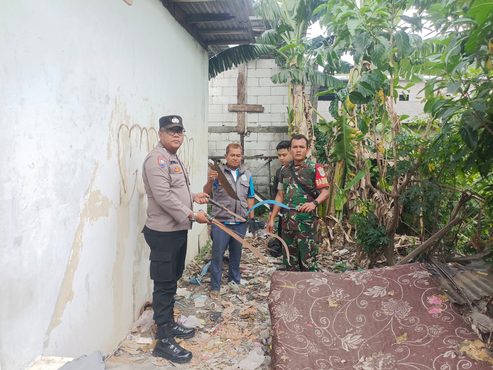 Senjata tajam ditemukan di Kampung Kosambi Cikarang (SinPo.id/Dok.Polres Metro Bekasi)