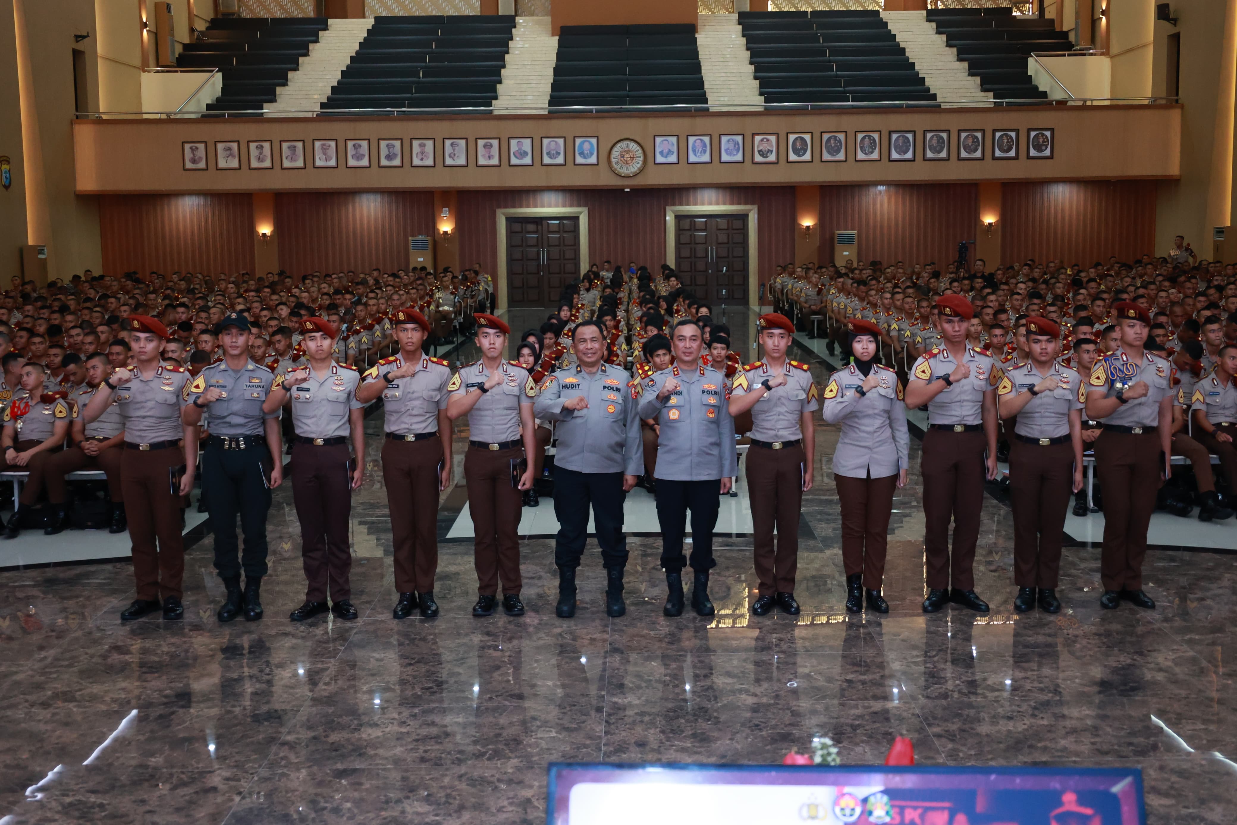 Sepuluh Taruna Akpol mendapat Pin Brivet (SinPo.id/Polri)