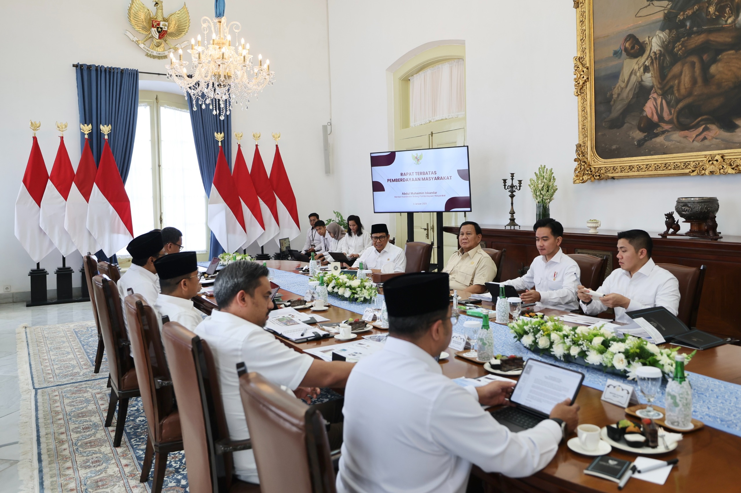 Presiden Prwbowo rapat terbatas bersama para menteri di Istana kepresidenan Bogor (SinPo.id/tim Media Prabowo)