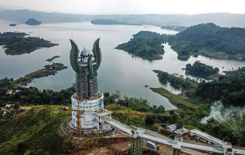 Foto udara proyek pembangunan Menara Kujang Sepasang dengan pemandangan langsung ke Waduk Jatigede di Jatigede, Kabupaten Sumedang, Jawa Barat. (SinPo.id/Antara)