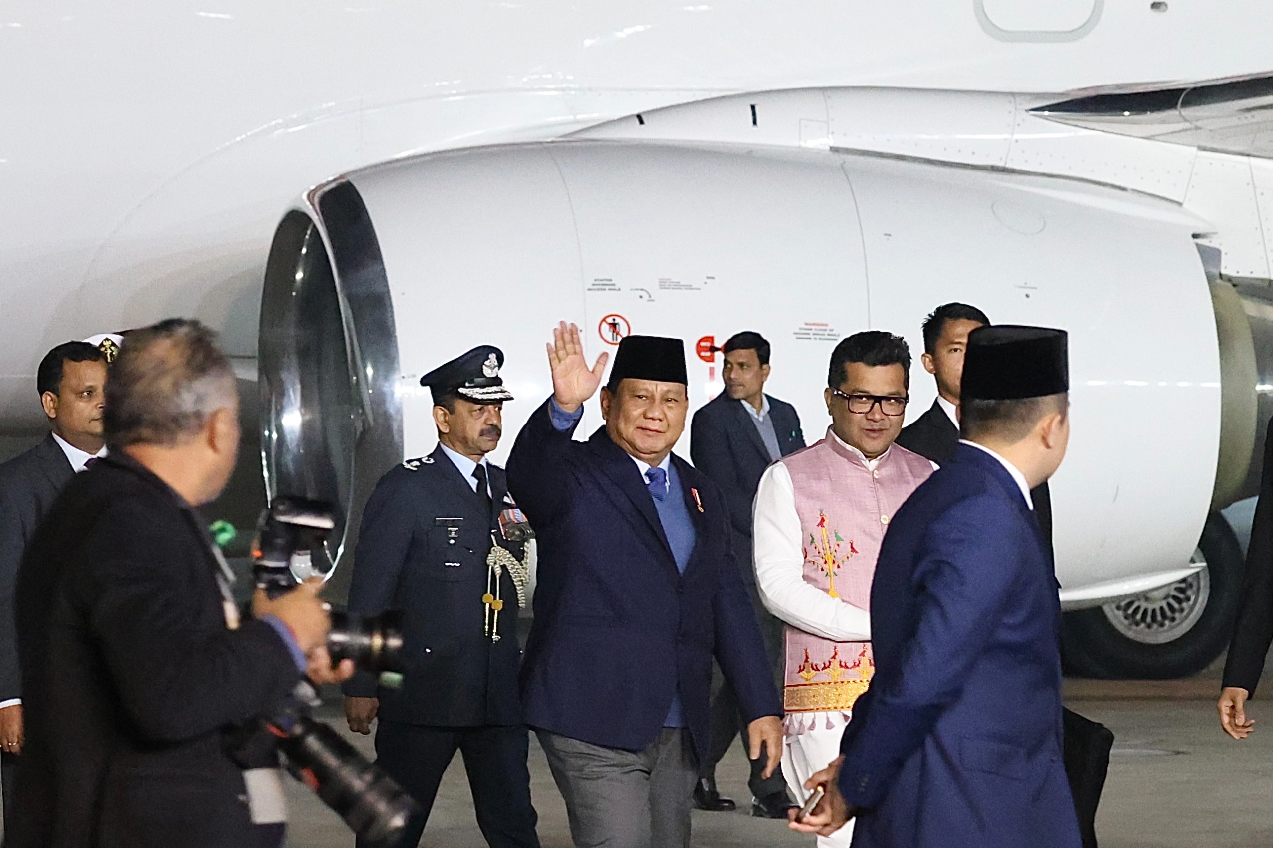 Presiden Prabowo Subianto tiba di New Delhi, India dengan disambut sejumlah pejabat tinggi negara. (SinPo.id/Tim Media)