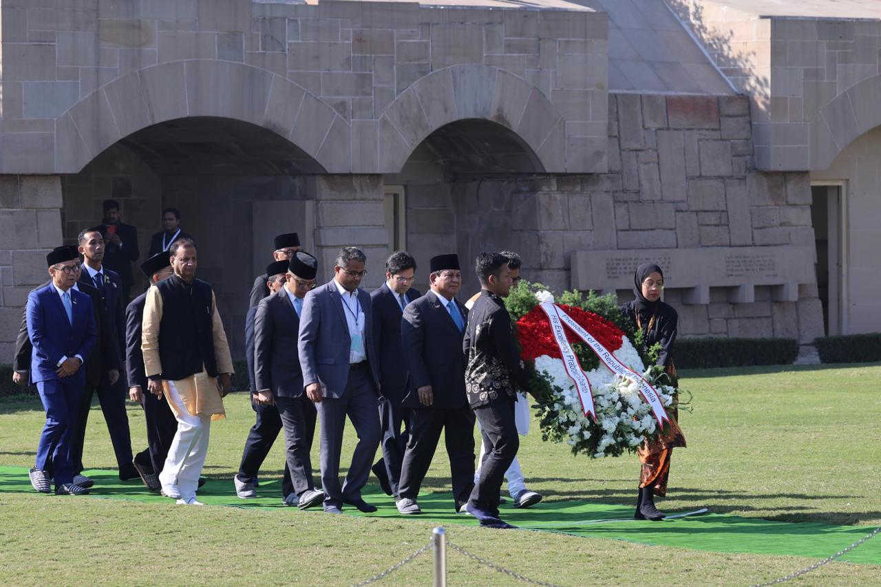 Presiden Prabowo Beri Penghormatan Khidmat untuk Mahatma Gandhi di Rajghat Memorial (SinPo.id/Setpres)