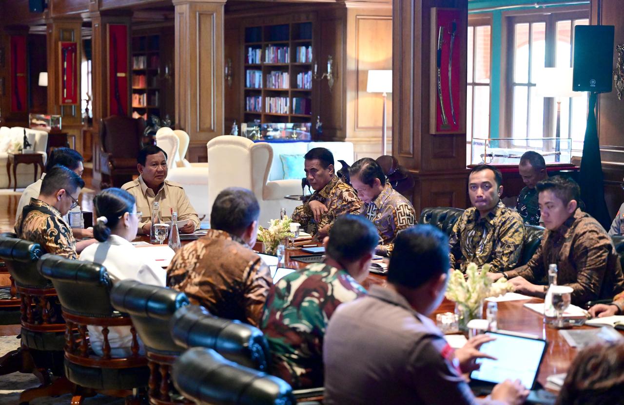 Presiden Prabowo Subianto ratas bersama menteri Kabinet Merah Putih di Hambalang (SinPo.id/Setpres)