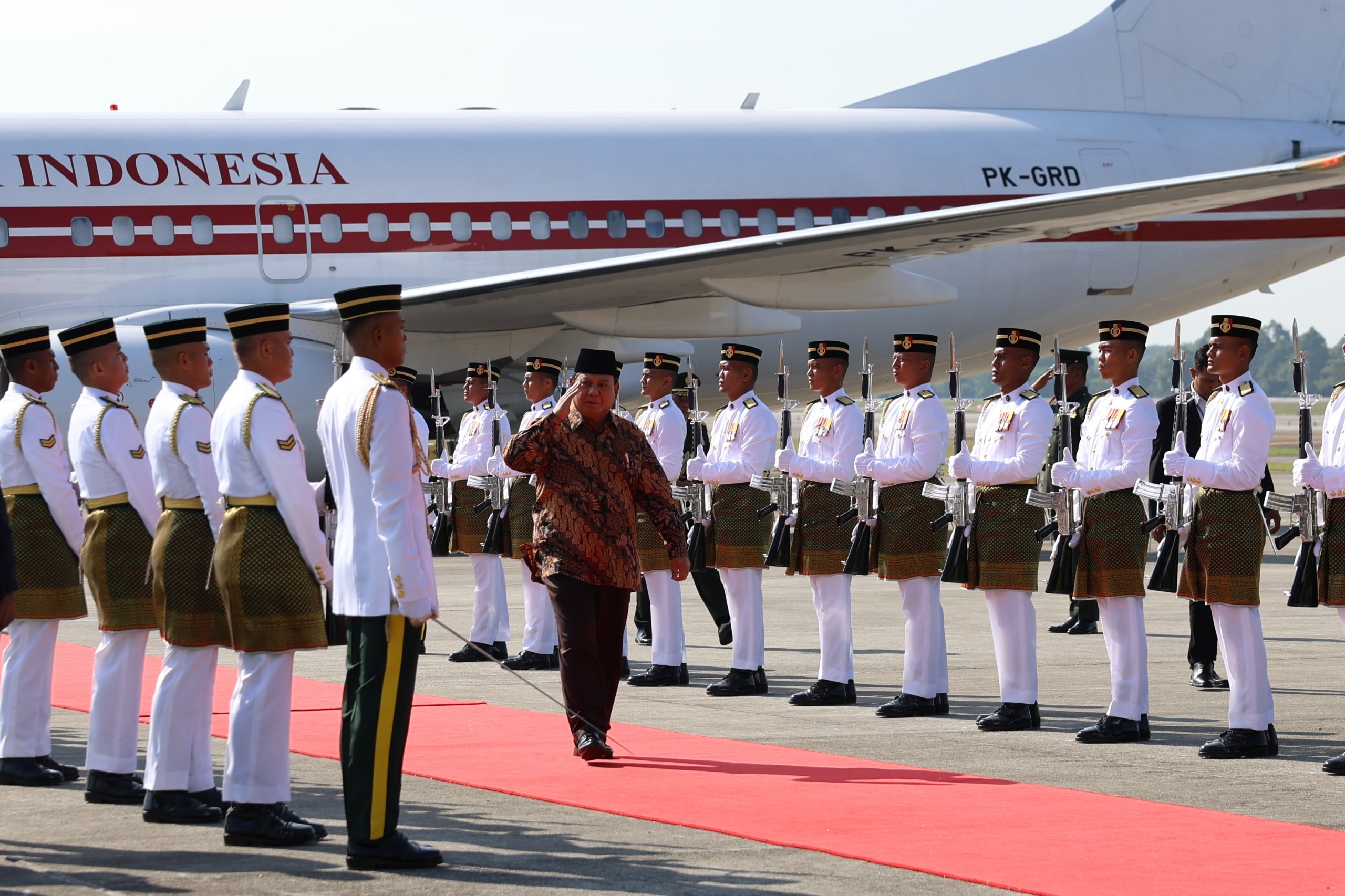 Presiden Prabowo Subianto tiba di Malaysia. Prabowo disambut pejabat tinggi dan jajaran kehormatan Negeri Jiran. (SinPo.id/Tim Media)