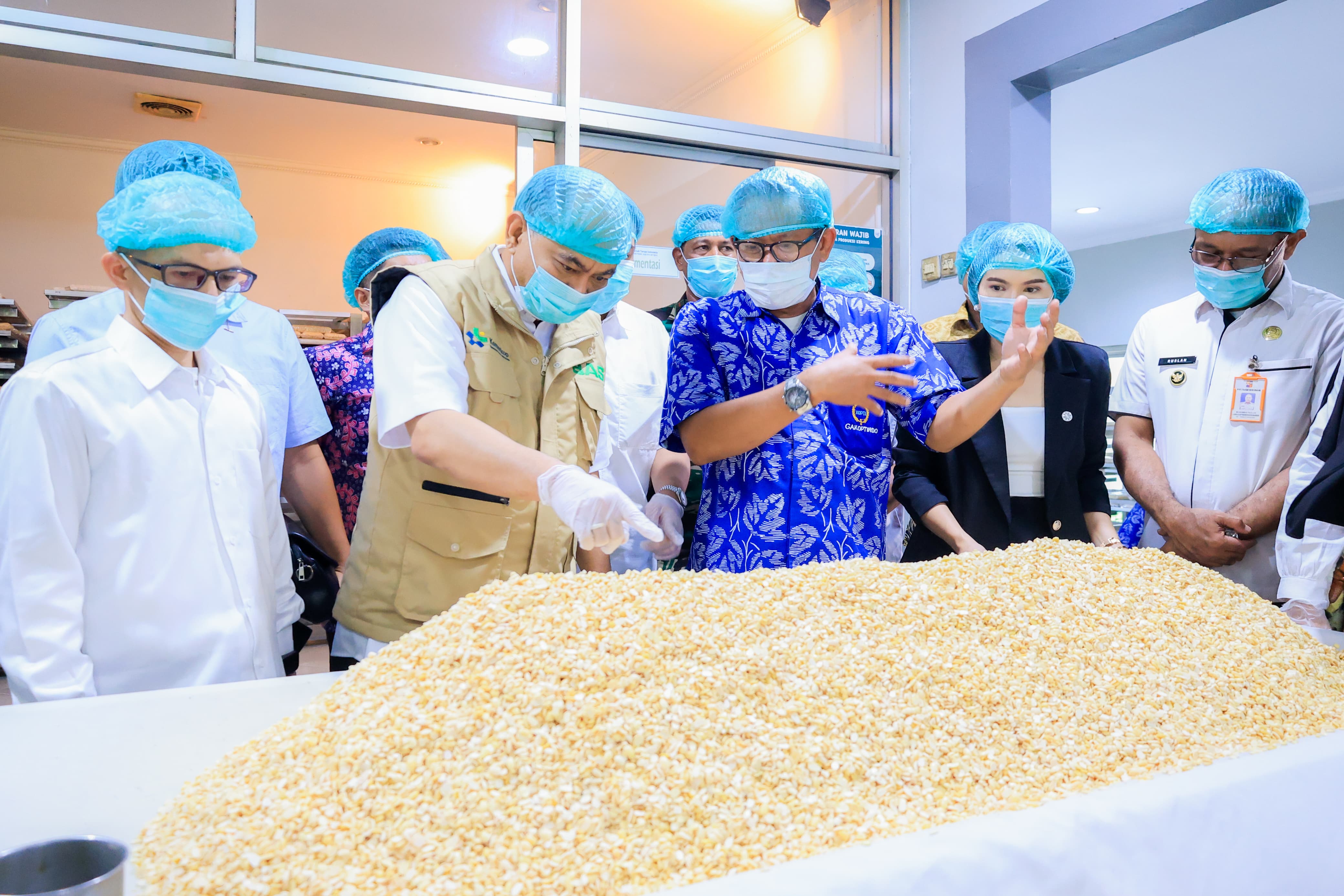 Menkop Budi Arie Setiadi dan Jubir Kantor Komunikasi Kepresidenan, Ujang Komarudin kunker ke salah satu pabrik tempe di Bogor, Jawa Barat (SinPo.id/ Dok. PCO)