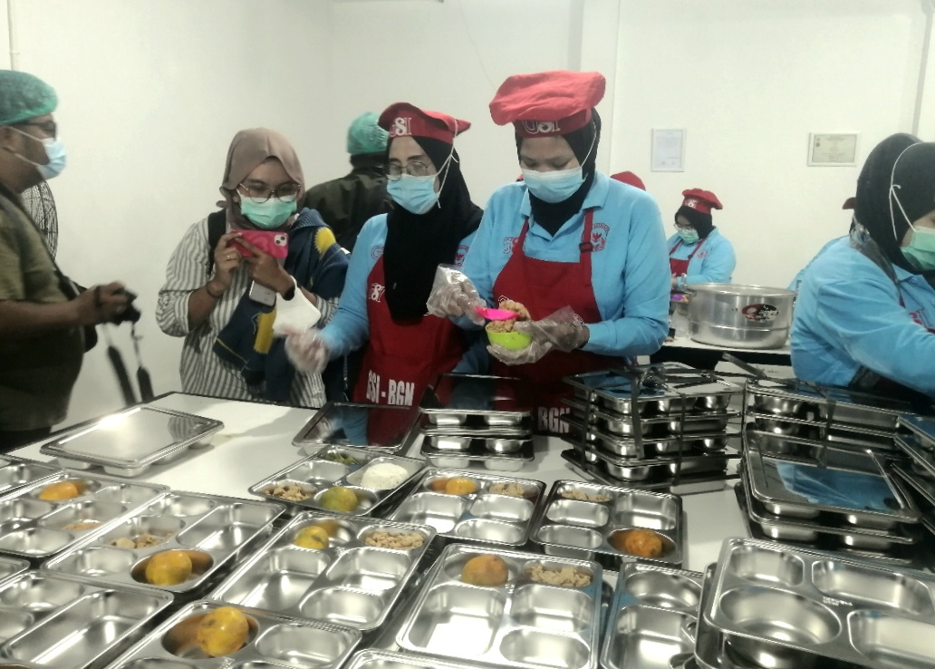 Ibu-ibu sedang menyiapkan makanan di dapur mitra MBG Kebayunan, Tepos, Depo. (SinPo.id/Tio).