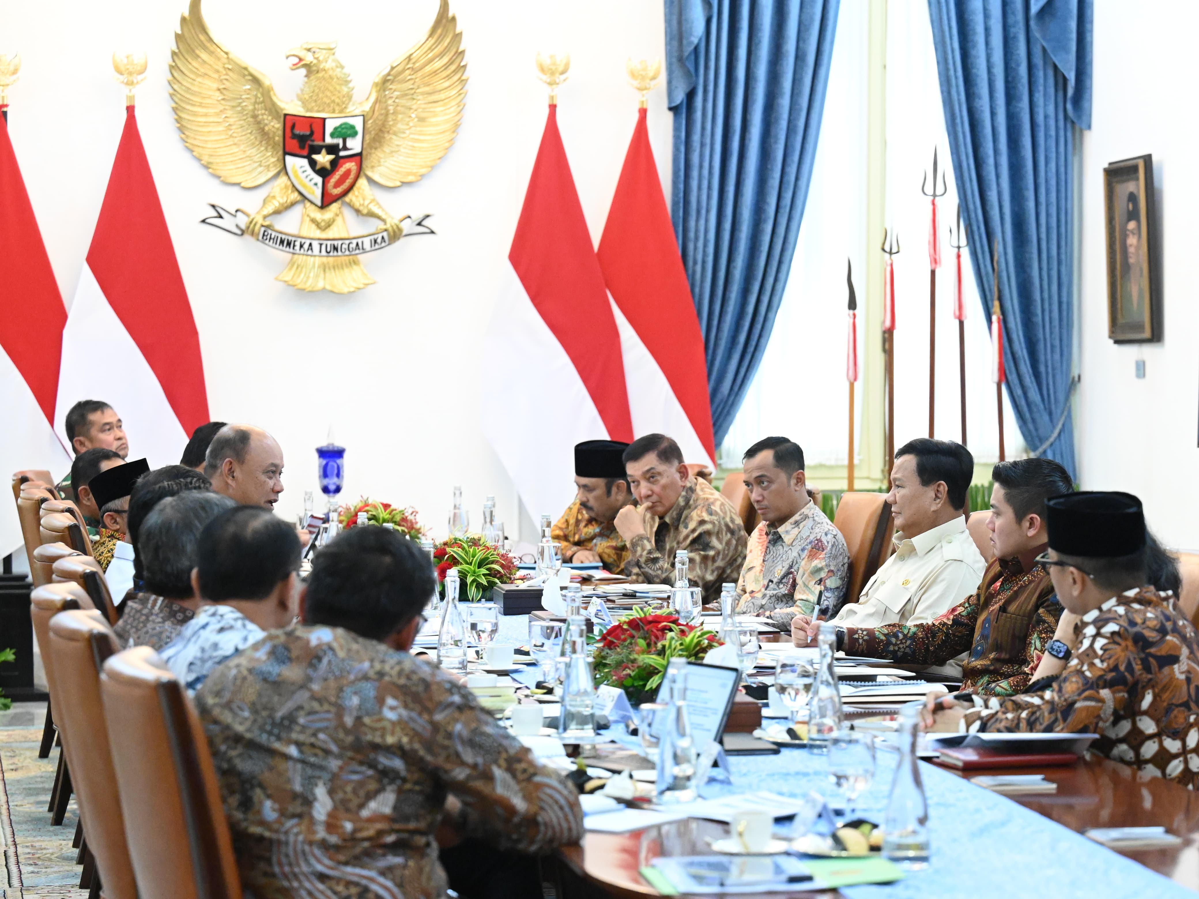 Presiden Prabowo Subianto rapat dengan Kepala BGN (SinPo.id/ Setneg)