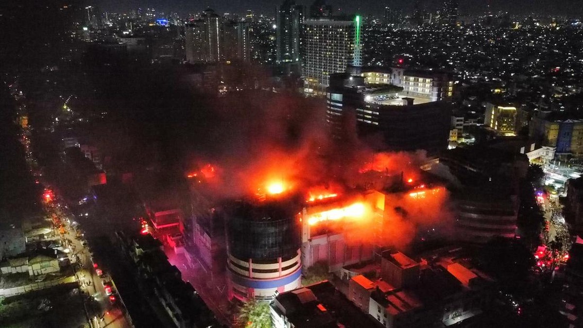 Lebih dari 20 unit damkar dan 120 personel pemadam dikerahkan memadamkan api di Glodok Plaza Jakarta. (SinPo.id/Antara)