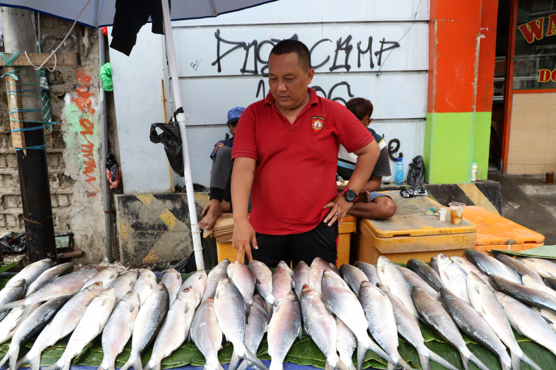 Pedagang bandeng di Rawa Belong (SinPo.id/ Ashar)