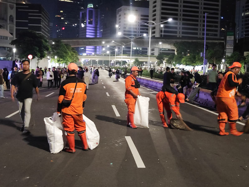 Petugas DLH Jakarta bersihkan sampah malam tahun baru di Jakarta (SinPo.id/Beritajakarta)