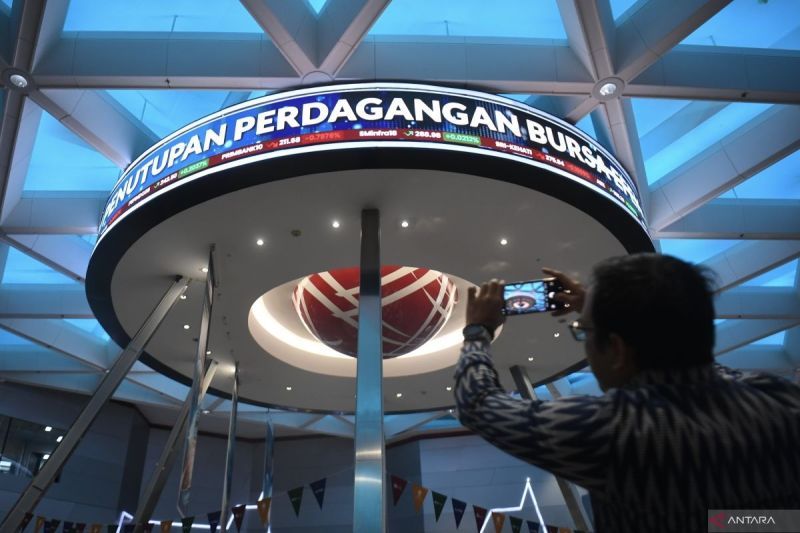 Pergerakan harga saham saat pembukaan perdagangan saham awal tahun 2025 di Bursa Efek Indonesia, Jakarta. (SinPo.id/Antara)