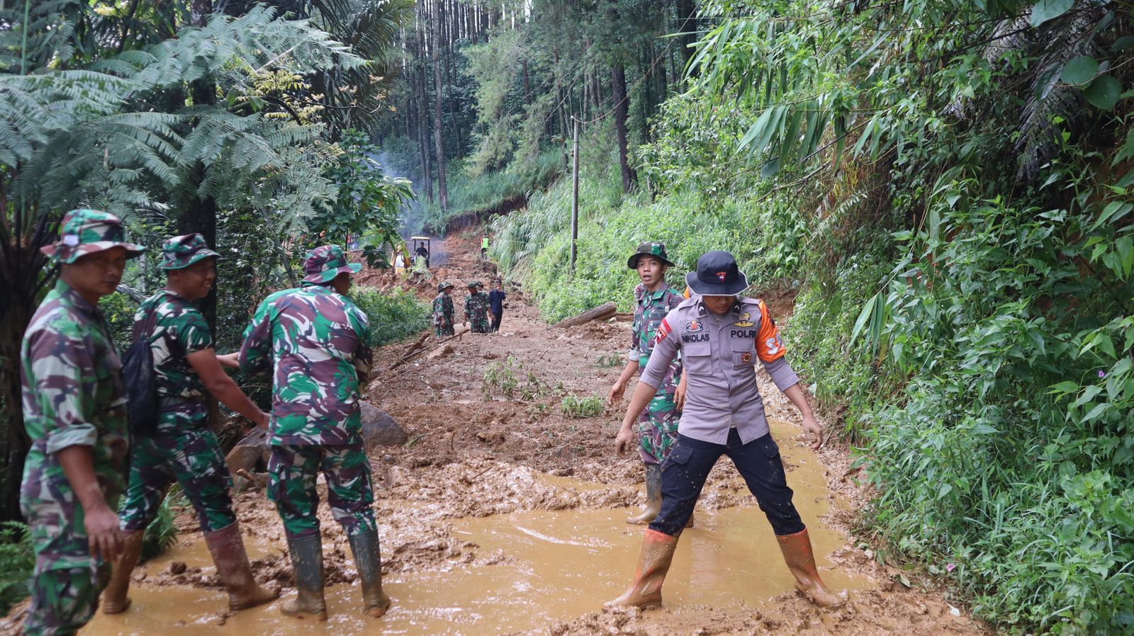 Personel gabungan dari TNI dan Brimob membantu korban longsor di Jateng (SinPo.id/Polri)