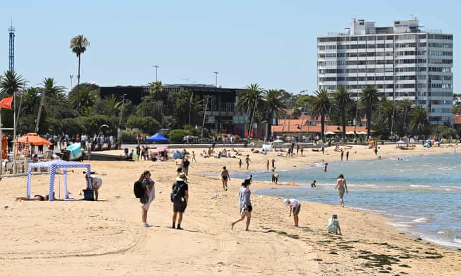 Suasana akhir pekan di pantai Melbourne. (SinPo.id/ AAP)