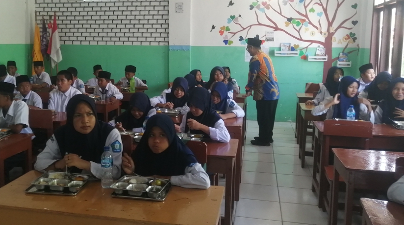 Suasana peluncuran perdana program Makan Bergizi Gratis di SMP Depok (SinPo.id/ Tio Pirnando)