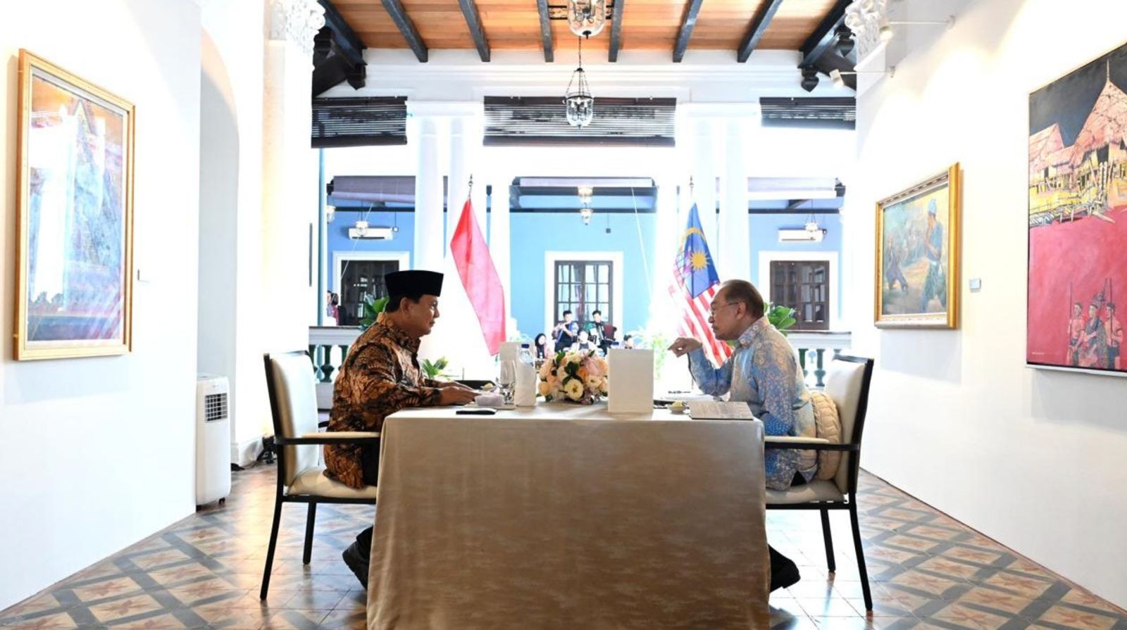 Presiden Prabowo Subianto bertemu dengan Perdana Menteri (PM) Malaysia Anwar Ibrahim pada Kamis, 9 Januari 2025, di Rumah Tangsi, Kuala Lumpur, Malaysia. (SinPo.id/BPMI Setpres/Kris)