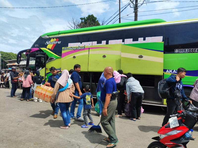 Pemudik tiba di Terminal Lebak Bulus (SinPo.id/Beritajakarta)