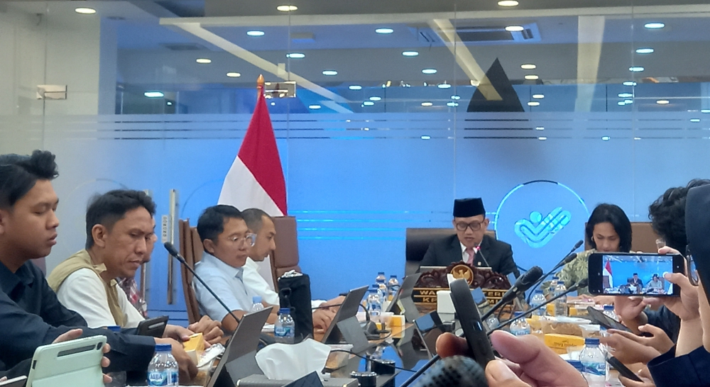 Menteri Perlindungan Pekerja Migran Indonesia (P2MI), Abdul Kadir Karding saat ngobrol santai dengan awak media (SinPo.id/Firdausi)