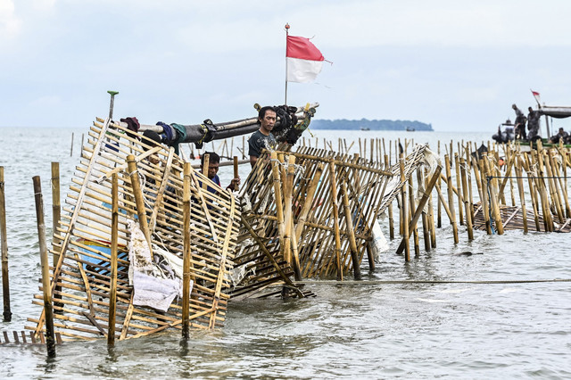 Sejumlah nelayan membongkar pagar laut di pesisir Kabupaten Tangerang (SinPo.id/ Antara)