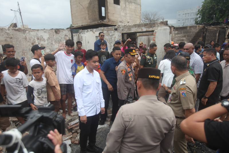 Wakil Presiden Gibran Rakabuming Raka meninjau lokasi kebakaran kemayoran gempol (Ashar/SinPo.id)