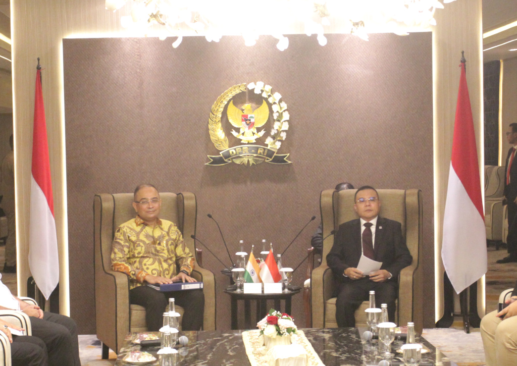 Pimpinan DPR RI Prof Sufmi Dasco Ahmad menerima tamu kehormatan Dubes India Sandeep Chakravorty membahas kerja sama Program Makan Bergizi Gratis dan Investasi (Ashar/SinPo.id)