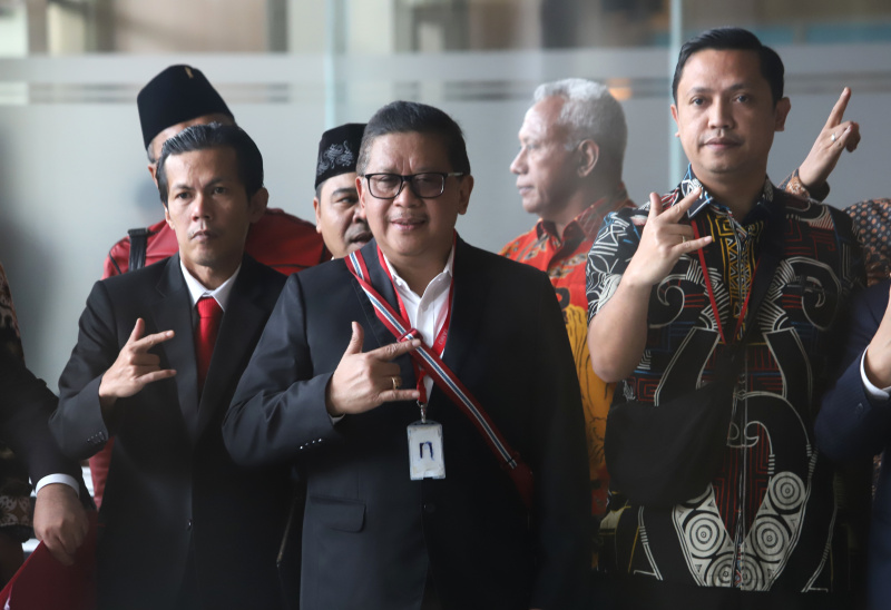 Tersangka Sekjen PDIP Hasto Kristiyanto tiba di KPK untuk menjalani pemeriksaan tekait dugaan kasus Harun Masiku (Ashar/SinPo.id)