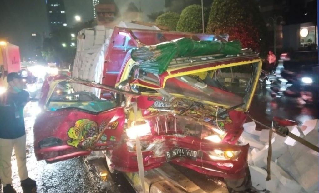 Truk bermuatan hebel mengalami kecelakaan tunggal (SinPo.id/TMC Polda Metro Jaya)