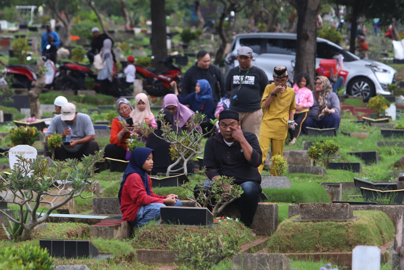 Menjelang bulan suci ramadhan warga melakukan ziarah kubur ke makam orang tua dan saudara yang telah tiada di TPU Karet Bivak (Ashar/SinPo.id)