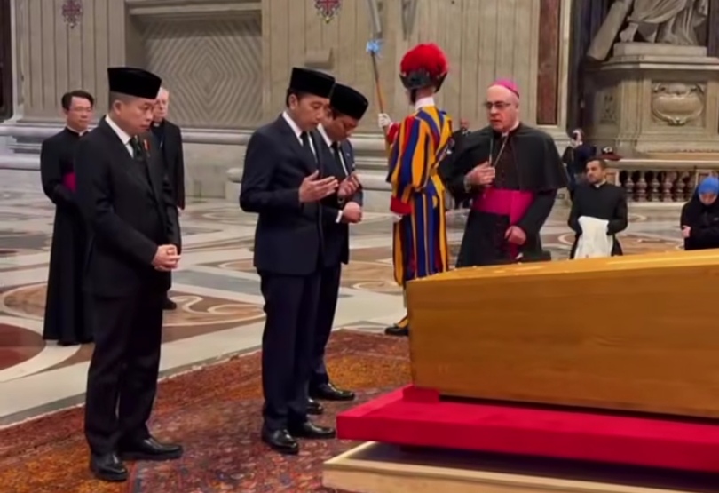 Presiden ke-7 RI Joko Widodo berdoa di hadapan jenazah Paus Fransiskus. (SinPo.id/tangkap layar)