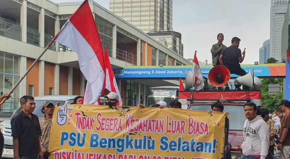 Massa pendukung paslon 02 Pilbup Bengkulu Selatan di Bawaslu (SinPo.id/ Istimewa)