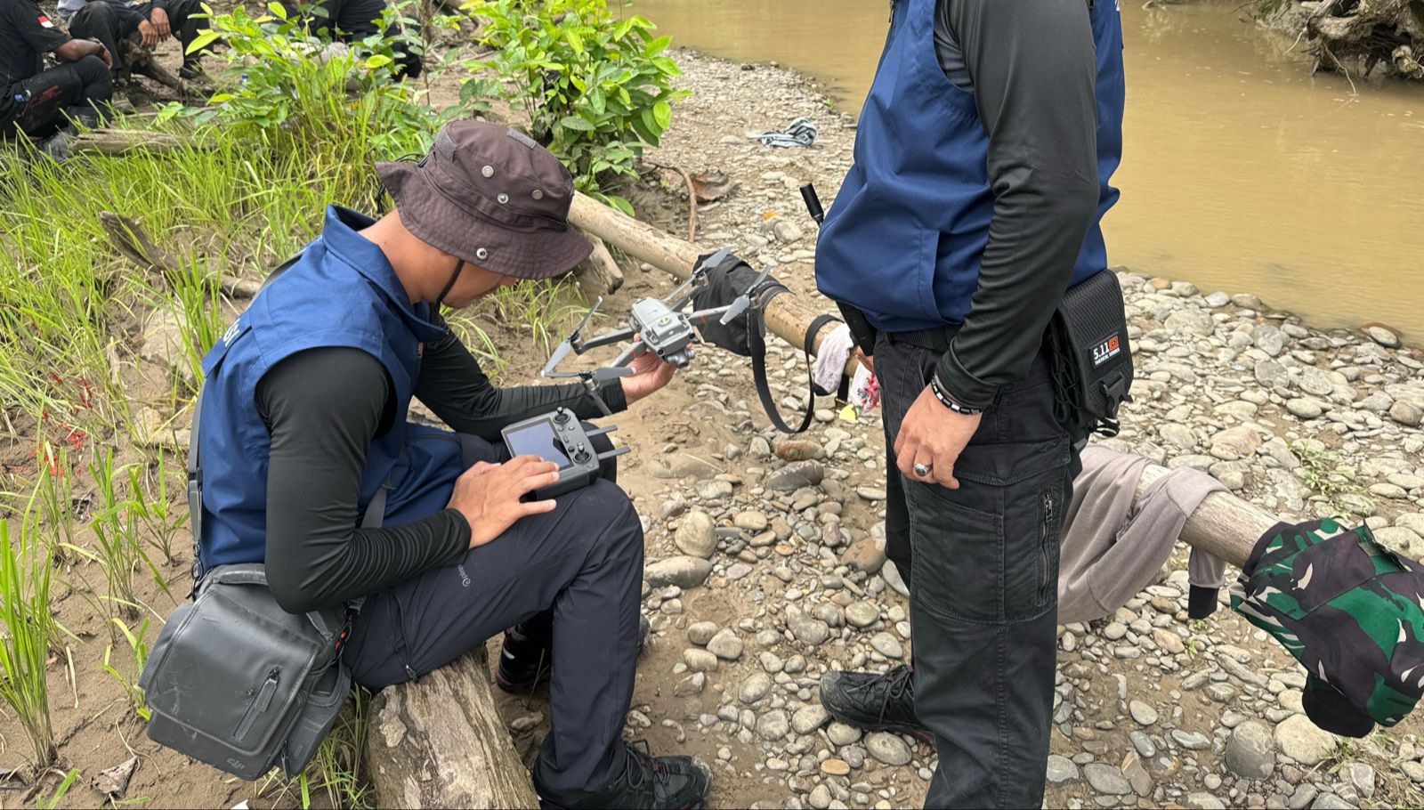 Olah TKP menggunakan drone dalam pencarian Iptu Tomi (SinPo.id/Humas Polri)