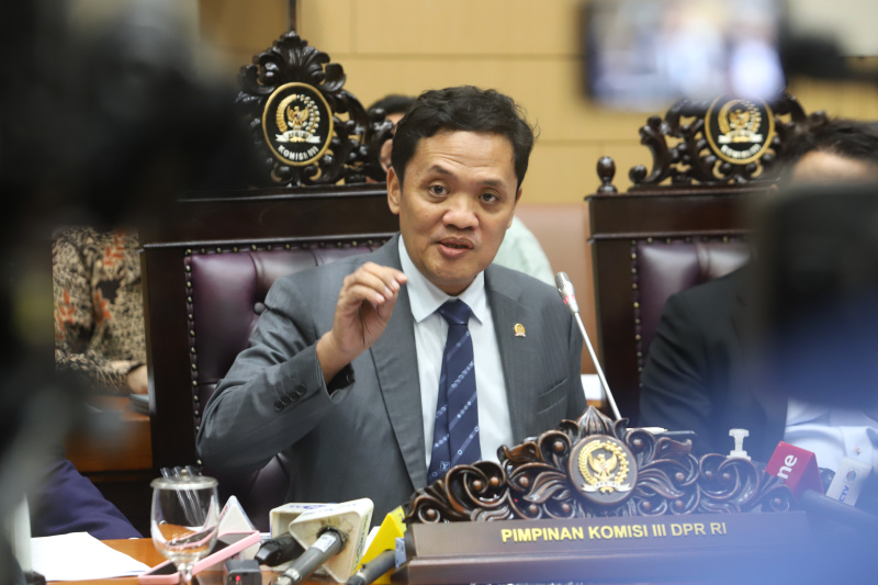 Ketua Komisi III DPR Habiburokhman memberikan keterangan pers terkait RUU KUHAP (Ashar/SinPo.id)