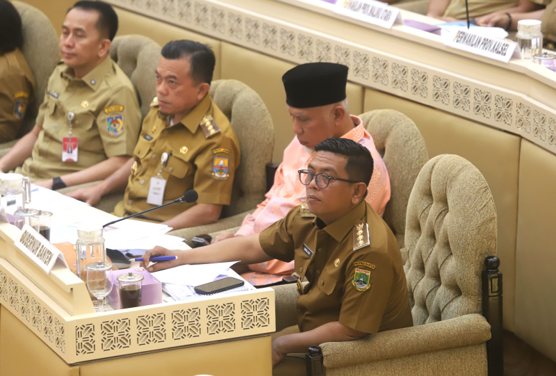 Komisi II DPR gelar raker dengan Wamendagri dan Para Kepala Daerah untuk Provinsi (Gubernur) membahas Badan Usaha Milik Daerah dan Pengelolaan Kepegawaian (Ashar/SinPo.id)