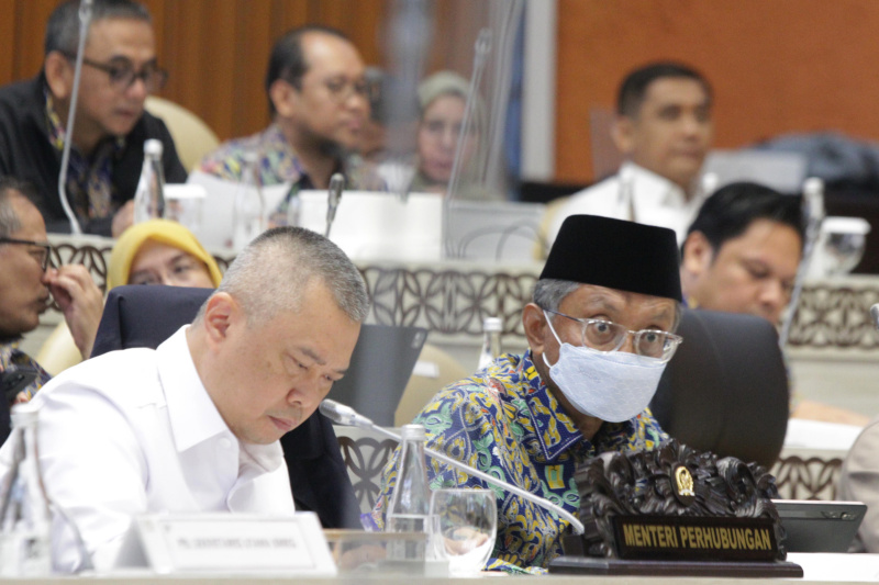 Komisi V DPR gelar raker dengan Menhub membahas evaluasi pelaksanaan arus mudik dan balik lebaran 2025 (Ashar/SinPo.id)