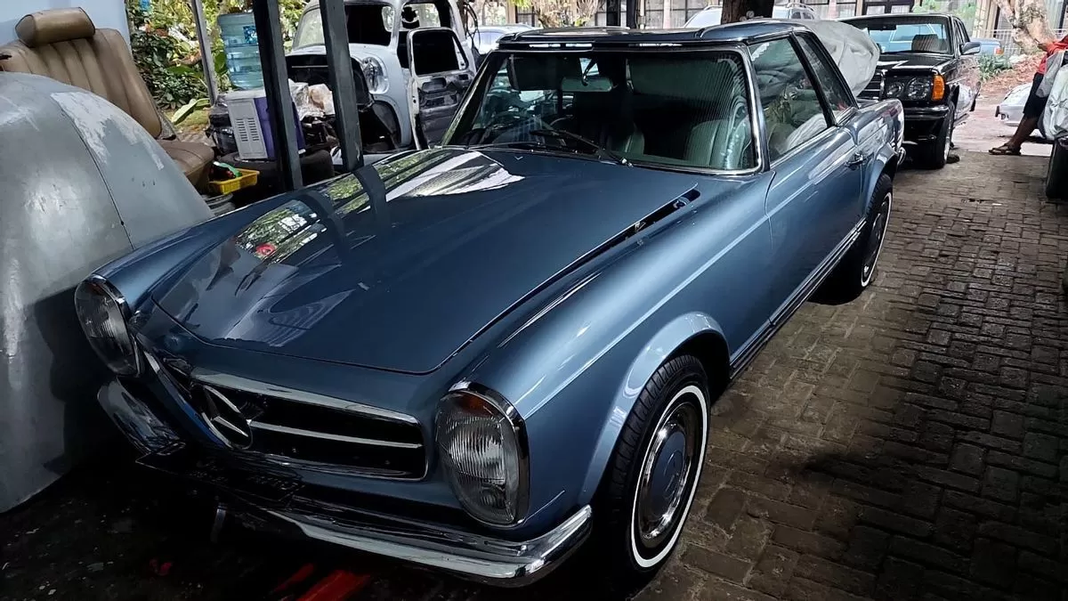 Penampakan mobil Mercy classic milik eks Gubernur Jabar Ridwan Kamil yang disita KPK. (SinPo.id/Istimewa)