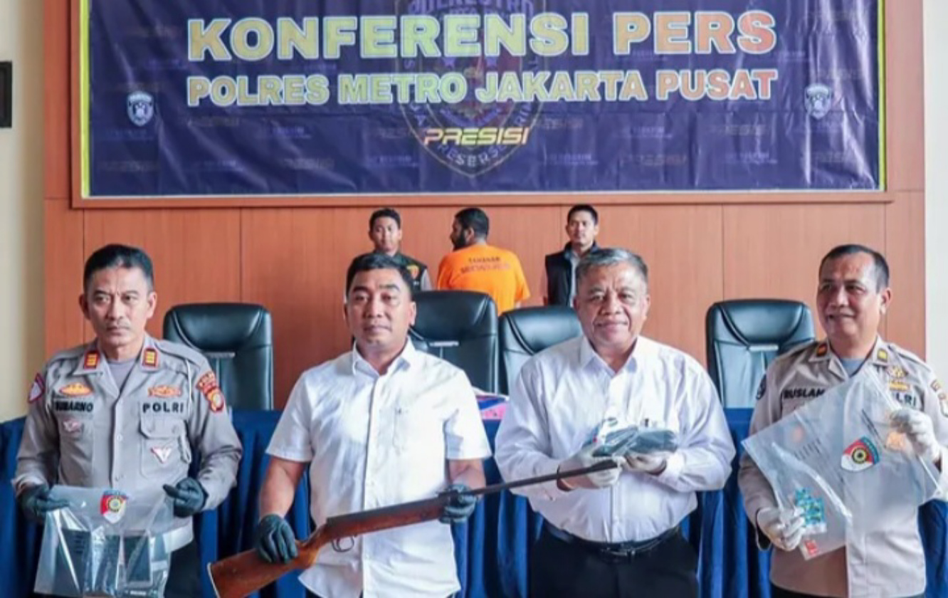 Konfrensi Pers oknum pengacara yang bawa senpi (SinPo.id/Humas Polres Jakpus)