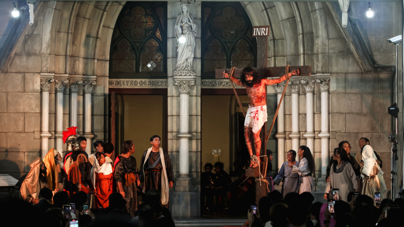 Umat Katolik sedang teatrikal menampilkan prosesi Tablo perjalanan kehidupan kisah Yesus Kristus (Ashar/SinPo.id)