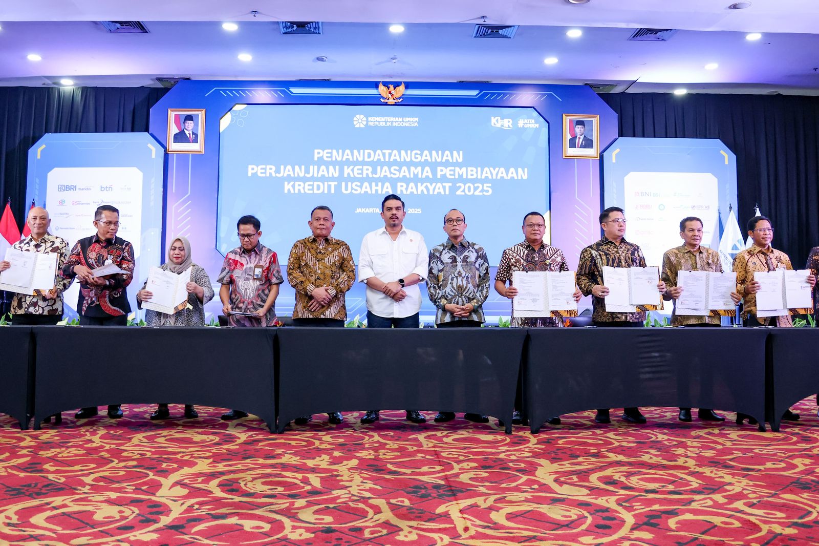 Menteri UMKM Maman Abdurrahman MoU dengan penyalur KUR (SinPo.id/ Dok. Kemen UMKM)
