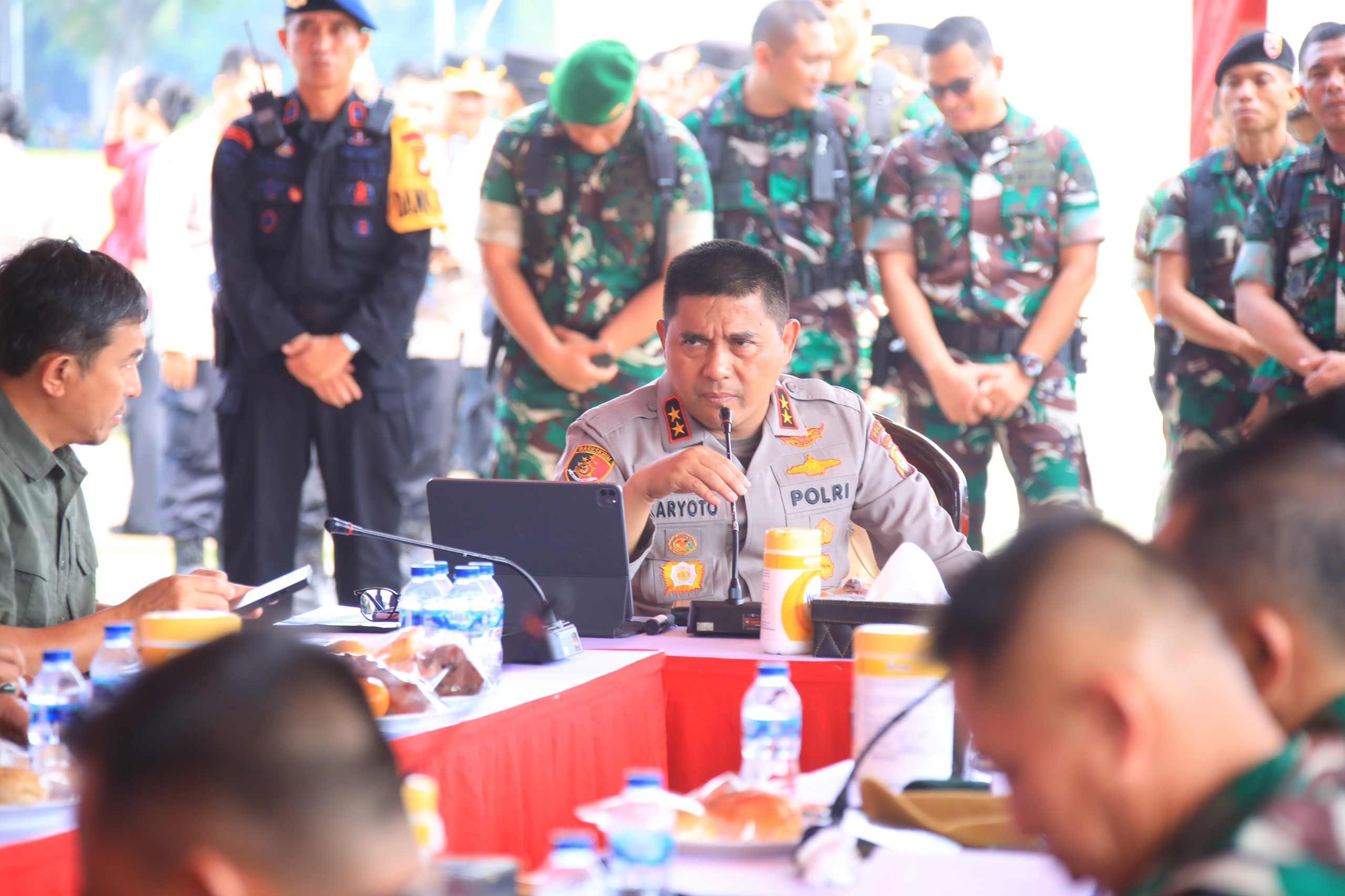 Kapolda Metro Jaya Irjen Pol Karyoto saat memberikan arahan pengamanan May Day (SinPo.id/Humas PMJ)