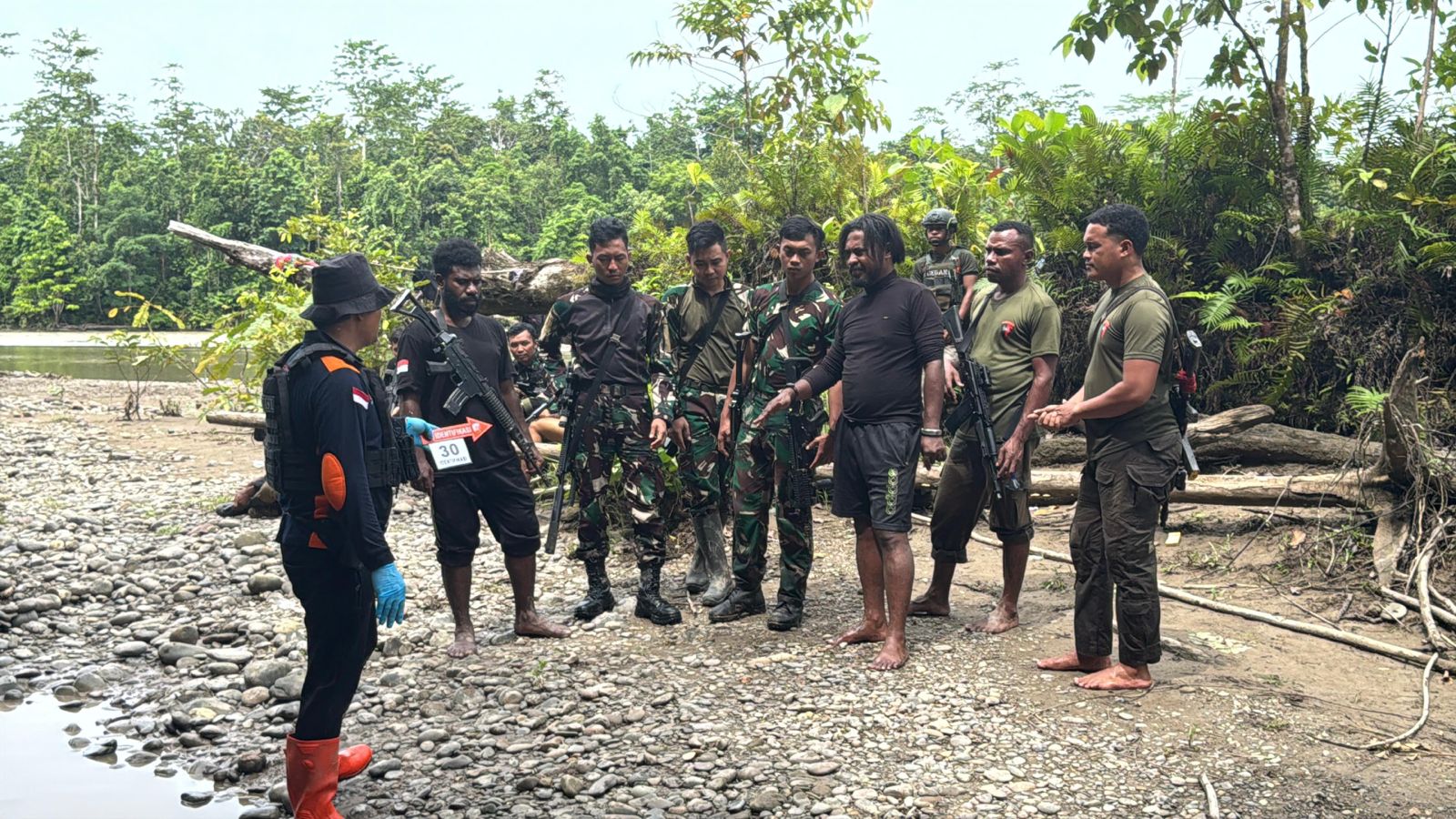 Anggota Polri saat melakukan olah TKP dan rekonstruksi di lokasi (SinPo.id/Humas Polri)