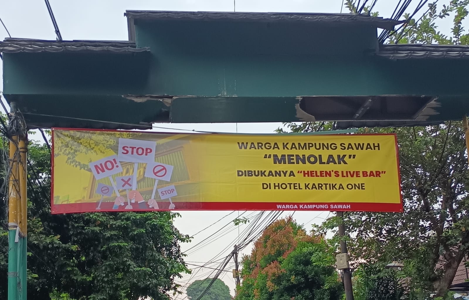 Warga Kampung Sarah menolak keras rencana pembukaan Helen's Night Mart di Hotel Kartika One. (SinPo.id/Istimewa)