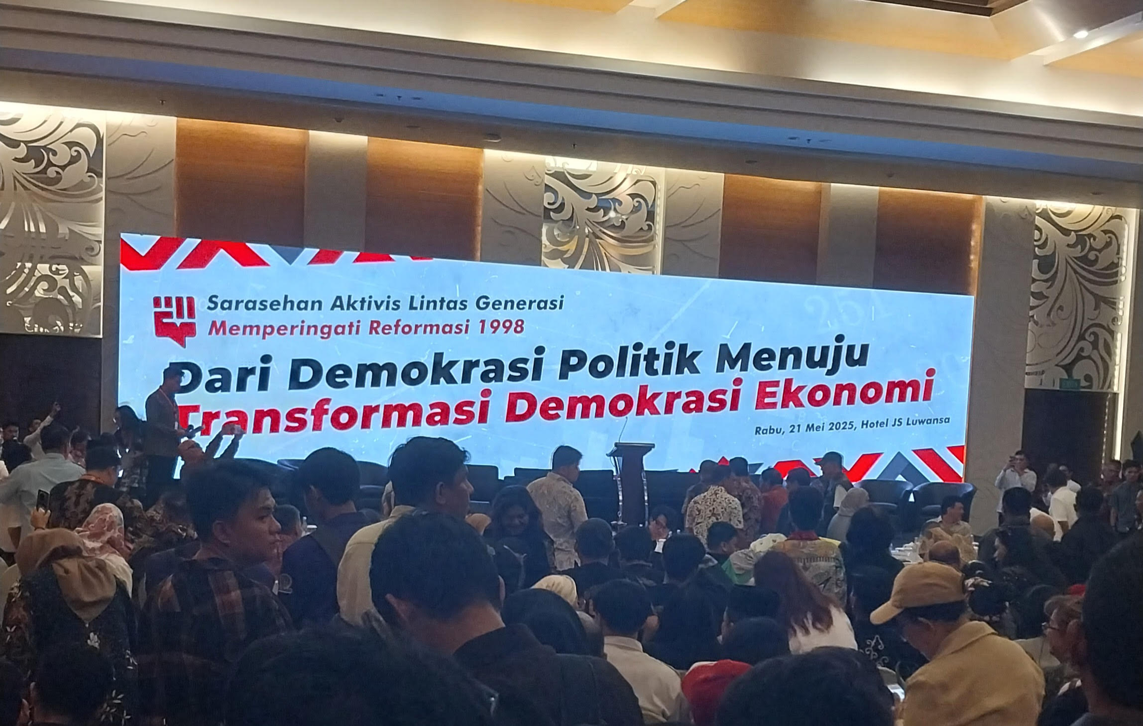 Aktivis lintas generasi menggelar sarasehan memperingati 27 tahun rReformasi 1998. (SinPo.id/Galuh Ratnatika)