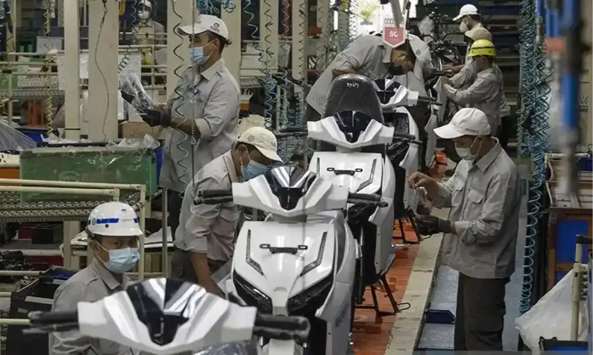 Ilustrasi. Pekerja merakit sepeda motor listrik Gesits di pabrik PT WIMA di Cileungsi. (SinPo.id/Antara)