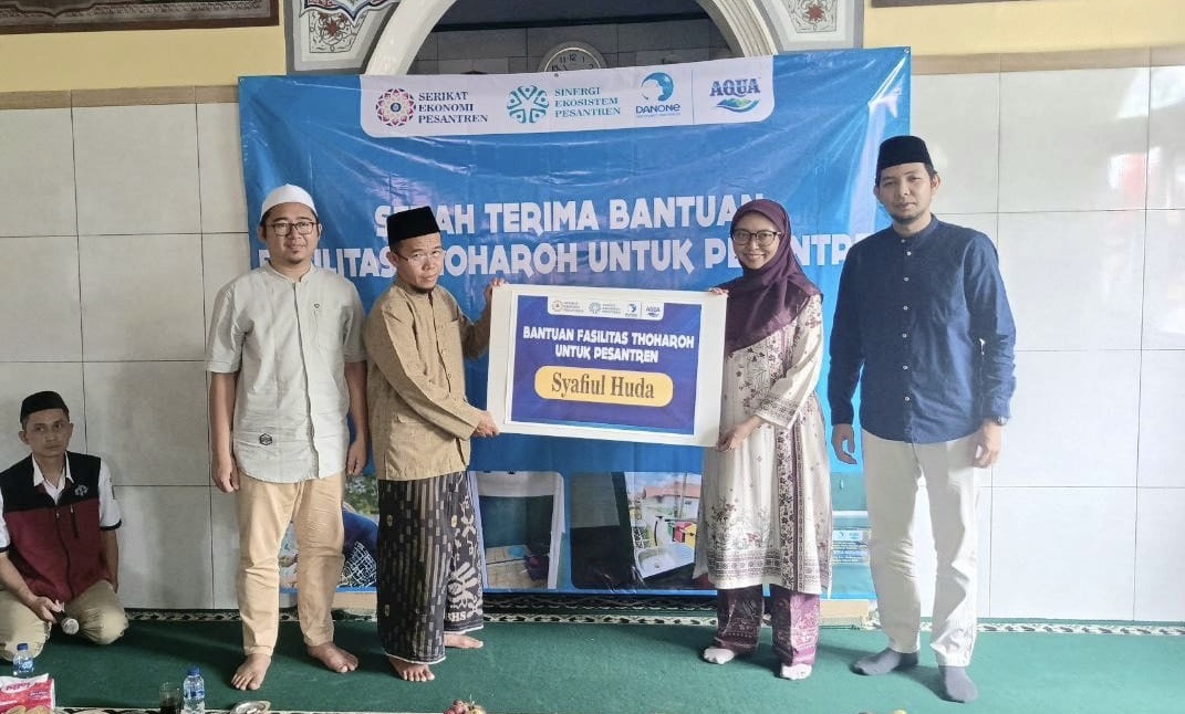 AQUA salurkan bantuan di Ponpes Jabar.
