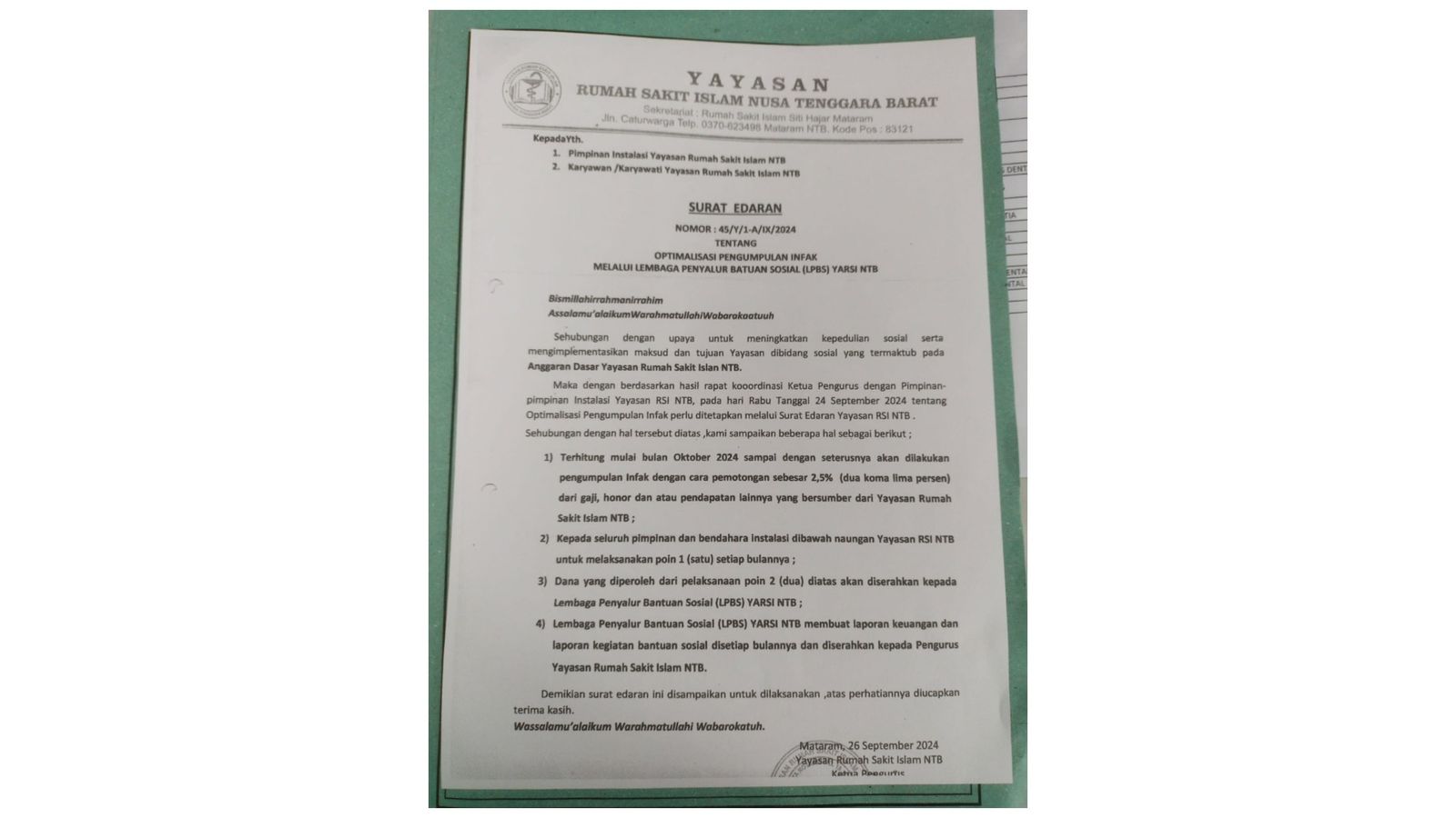 Beredar surat edaran bertulisan 'pungutan infaq' sebesar 2,5 persen untuk karyawan RSI NTB. (SinPo.id/Istimewa)