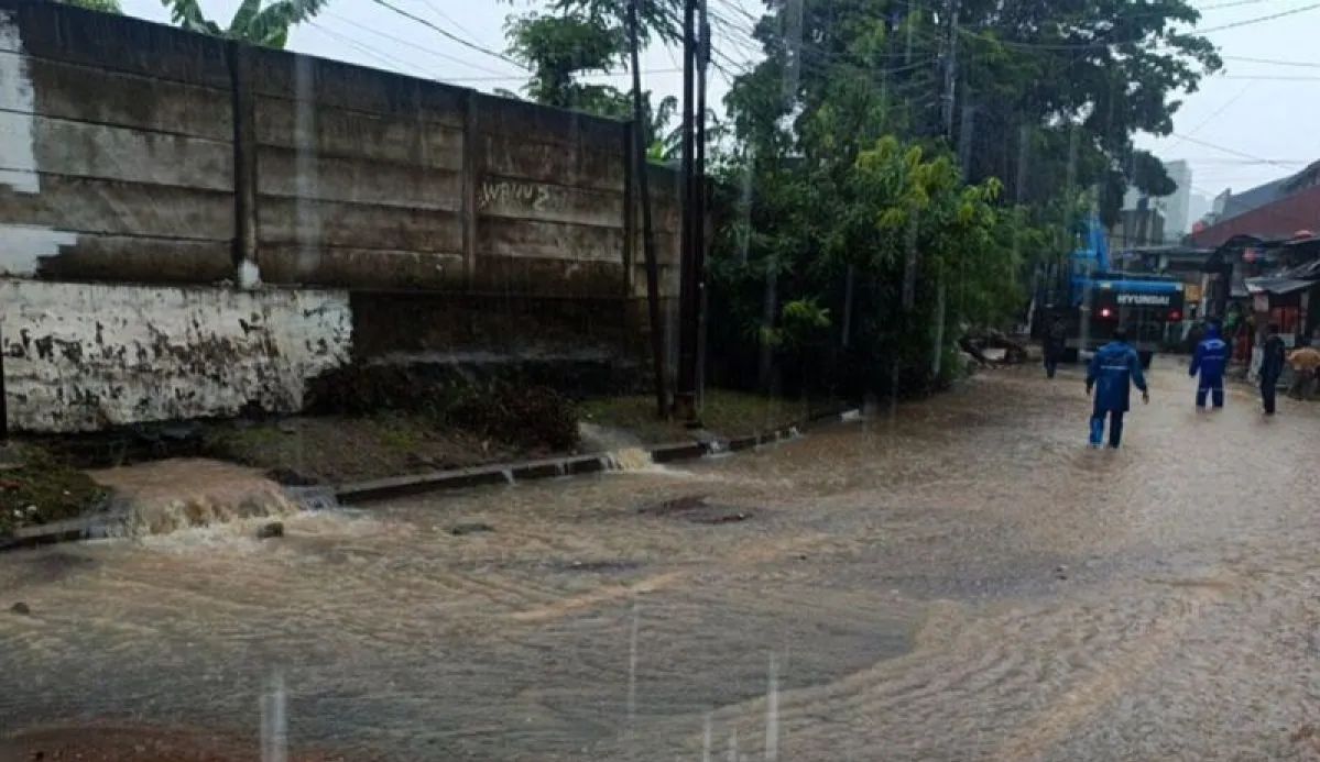 Petugas gabungan memperbaiki tembok jebol di Pasar Minggu akibat hujan lebat, Jakarta (SinPo.id/Dok. BPBD DKI)