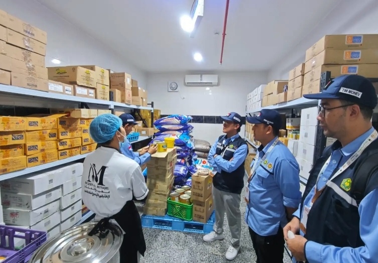 Ilustrasi tim monitoring BPJPH memantau dapur jemaah haji. (SinPo.id/dok. BPJPH)