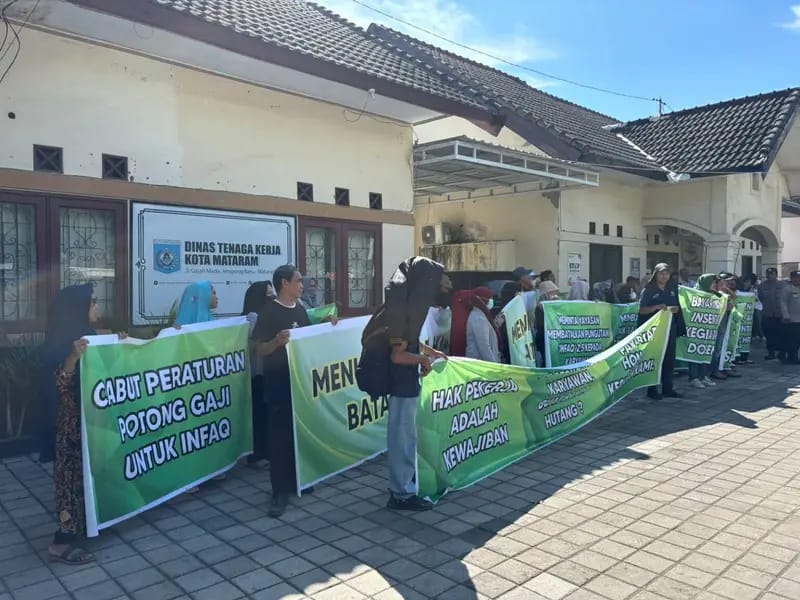 Ratusan orang termasuk karyawan Yayasan RSI NTB menggelar aksi unjuk rasa di depan Kantor Disnaker Mataram. (SinPo.id/Istimewa)