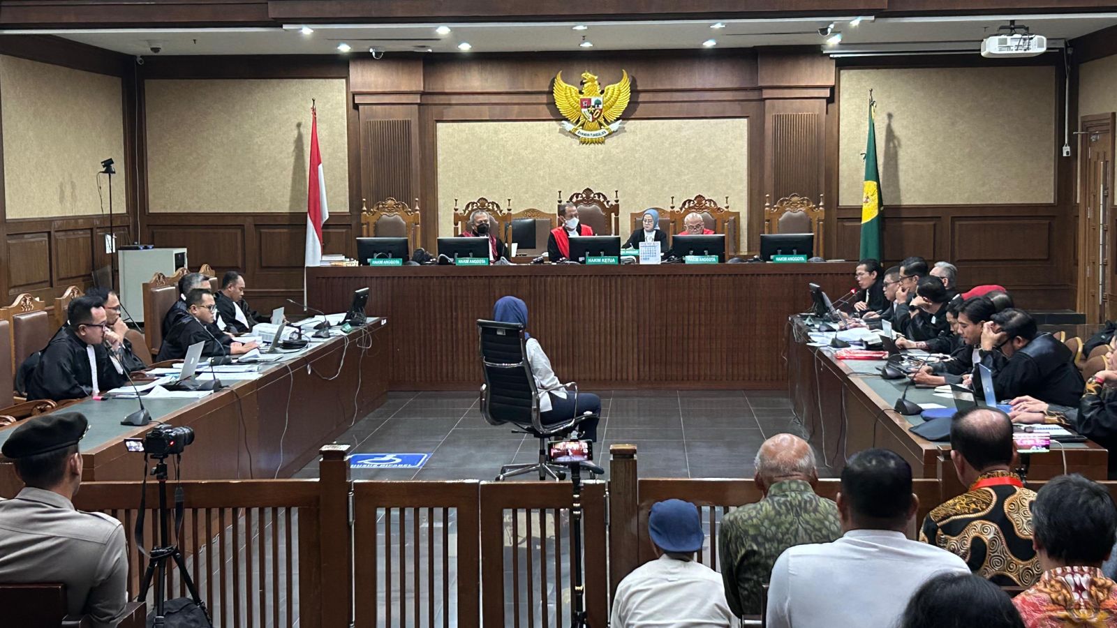 Riezky Aprilia menjadi saksi dalam kasus dugaan suap pengurusan penggantian antarwaktu (PAW) dan perintangan penyidikan dengan terdakwa Sekjen PDIP Hasto Kristiyanto. (SinPo.id/David)