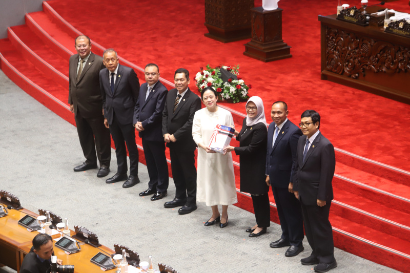DPR gelae rapat paripurna ke-19 masa persidangan III tahun sidang 2024-2025 membaca laporan BPK RI (Ashar/SinPo.id)